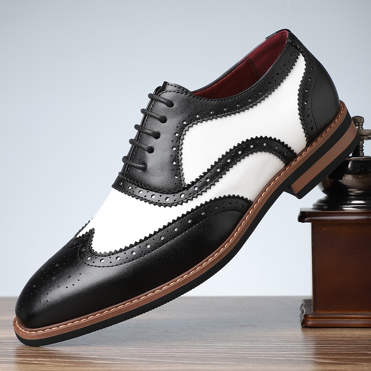 Men Shoes Official - รองเท้าผู้ชายไซส์ใหญ่แบบใหม่ รองเท้าทรงอังกฤษ สไตล์โบรก แต่งลาย หัวแหลม หนังแท้