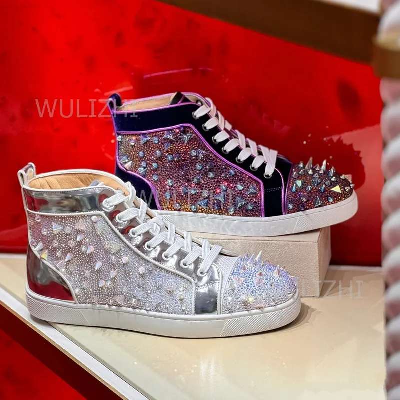 Men Shoes Red Tape - รองเท้าผ้าใบผู้ชายสีม่วงเข้มประดับคริสตัลแบบร้อยเชือก พื้นสีแดง รองเท้ากีฬาข้อสั้น ประดับเพชร หนังกลับ รองเท้าวิ่งลำลอง