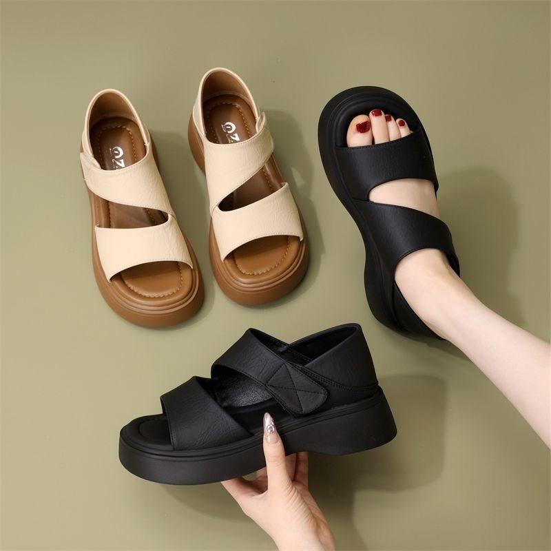 Velcro Strap Sandal - รองเท้าแตะสีดำแบบสวมสบายสำหรับผู้หญิง รุ่นใหม่ประจำฤดูร้อนปี 2026 พื้นนุ่ม สายรัดหลังแบบเวลโคร สายรัดเส้นเดียว