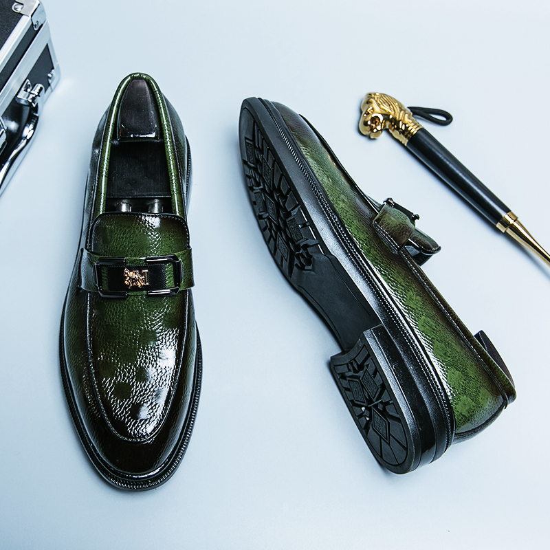 Men Shoes Official - รองเท้าหนังหัวแหลมสีเขียวมรกตใหม่สำหรับฤดูใบไม้ผลิ2023รองเท้าโลฟเฟอร์แบบสวมสีดำใส่ทำงานลำลองใส่ได้ทุกวันฤดูใบไม้ร่วง